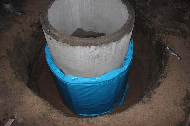 Утепление колодца до уровня промерзания грунта.