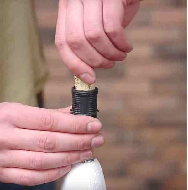 выкрутить лампочку с помощью пробки